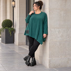 Langarmshirt in Dunkelgrün mit asymmetrischem Zipfelsaum aus feinem weichem Stretchjersey