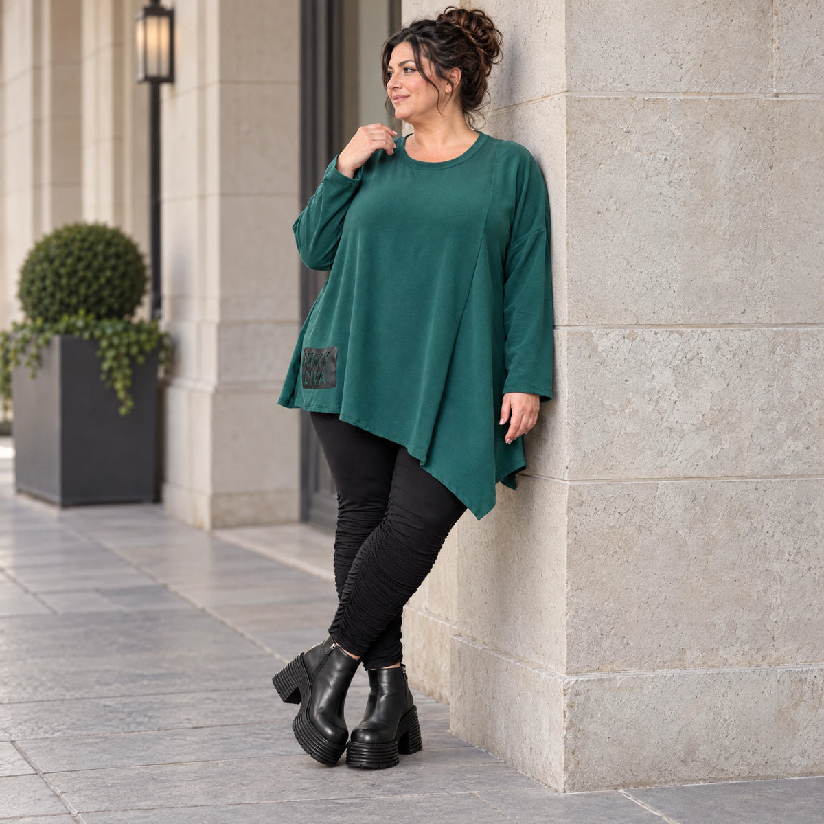 Langarmshirt in Dunkelgrün mit asymmetrischem Zipfelsaum aus feinem weichem Stretchjersey