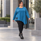Blaues Langarmshirt mit asymmetrischem Zipfelsaum aus weichem Stretchjersey Made in Italy