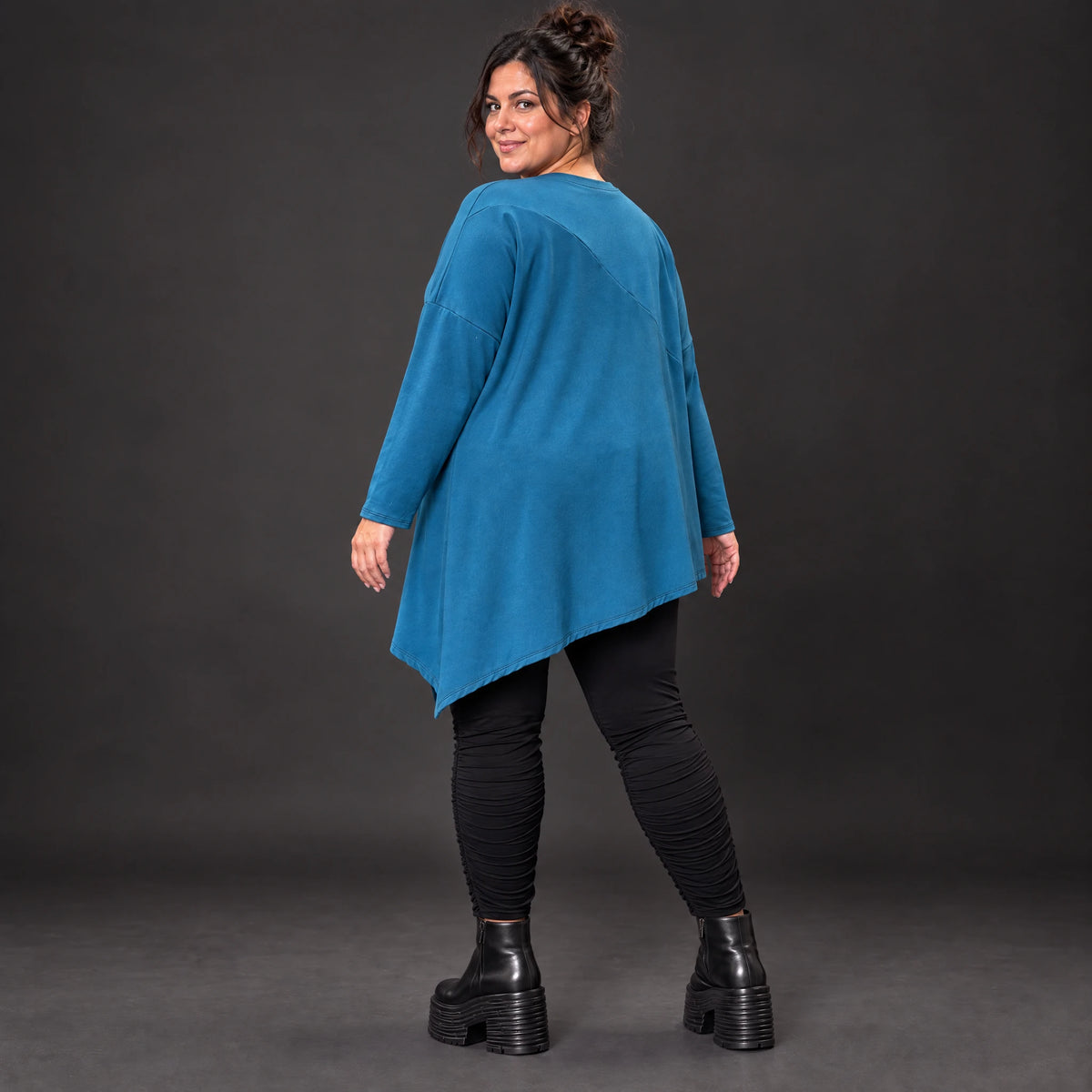 Blaues Langarmshirt mit asymmetrischem Zipfelsaum aus weichem Stretchjersey Made in Italy