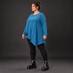 Blaues Langarmshirt mit asymmetrischem Zipfelsaum aus weichem Stretchjersey Made in Italy