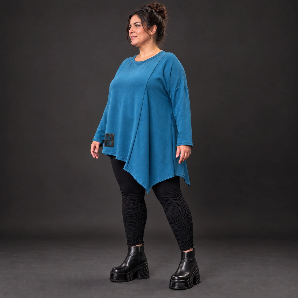 Blaues Langarmshirt mit asymmetrischem Zipfelsaum aus weichem Stretchjersey Made in Italy