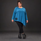 Blaues Langarmshirt mit asymmetrischem Zipfelsaum aus weichem Stretchjersey Made in Italy