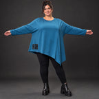 Blaues Langarmshirt mit asymmetrischem Zipfelsaum aus weichem Stretchjersey Made in Italy