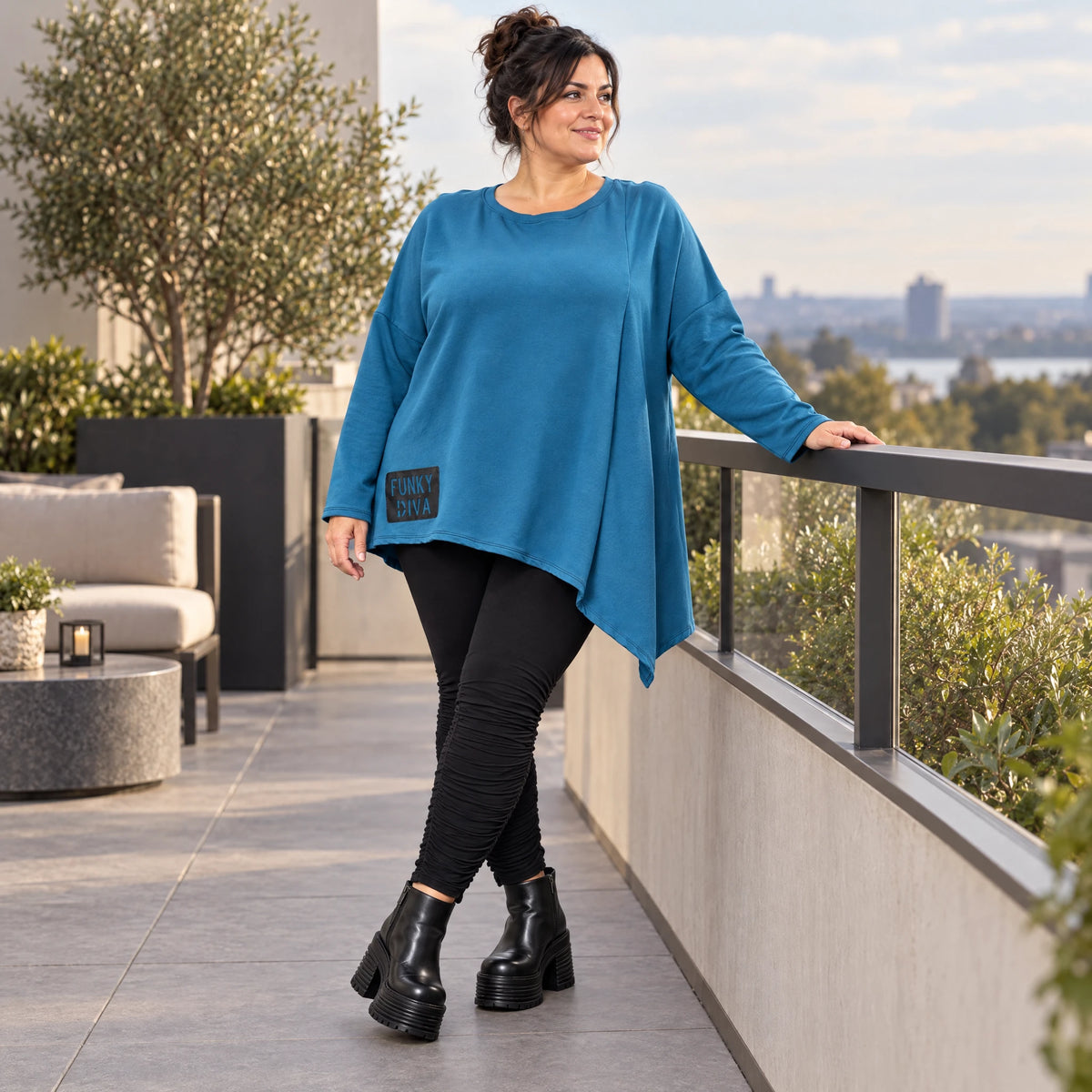 Blaues Langarmshirt mit asymmetrischem Zipfelsaum aus weichem Stretchjersey Made in Italy