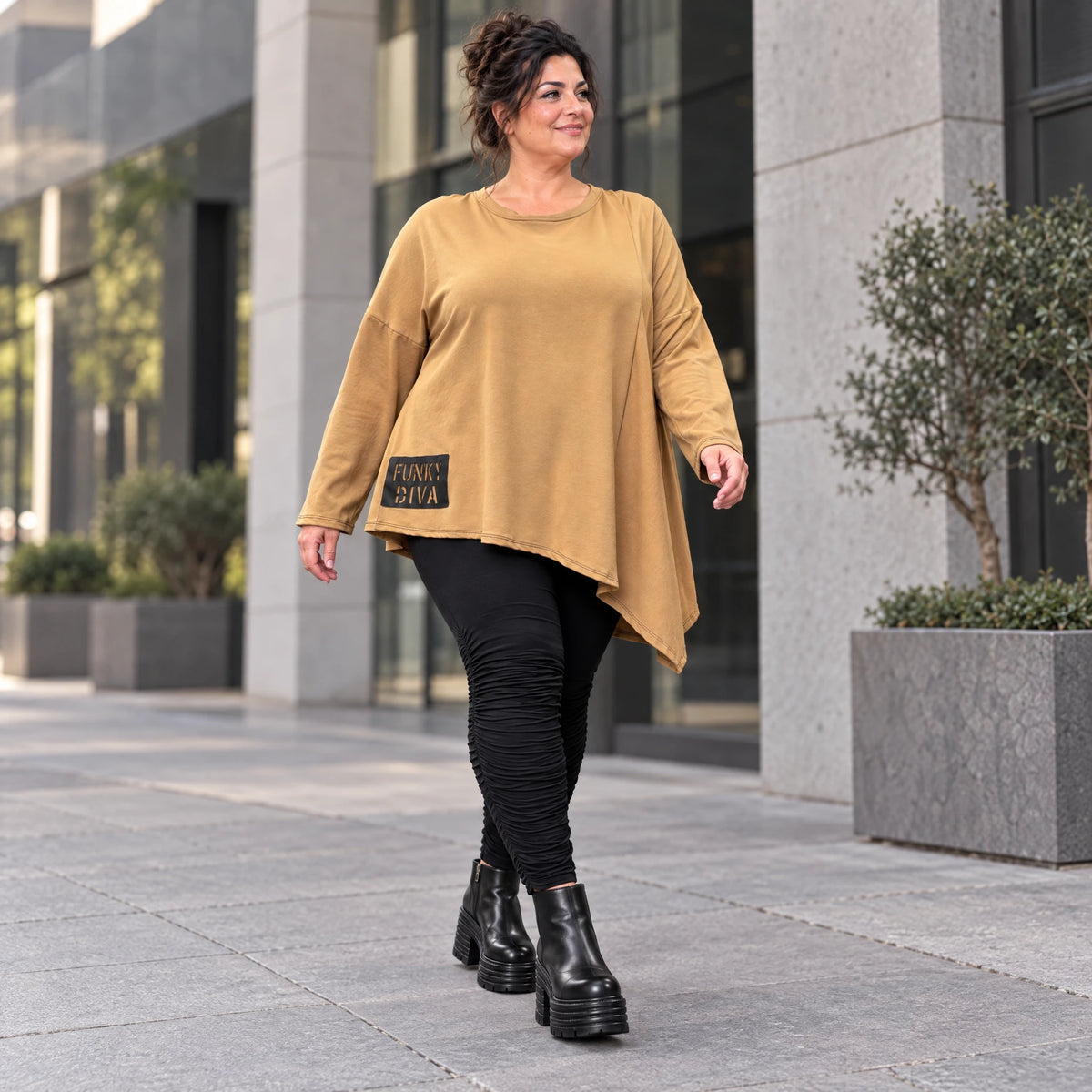 Warmes Langarmshirt in Camel mit asymmetrischem Zipfelsaum aus weichem Jersey mit Stretch