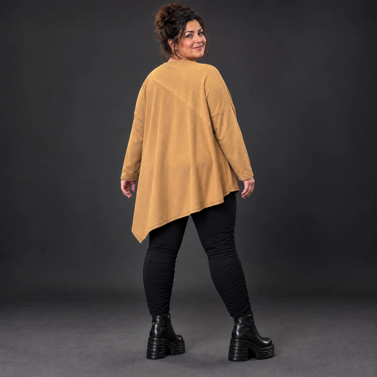 Warmes Langarmshirt in Camel mit asymmetrischem Zipfelsaum aus weichem Jersey mit Stretch