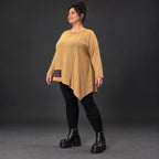 Warmes Langarmshirt in Camel mit asymmetrischem Zipfelsaum aus weichem Jersey mit Stretch
