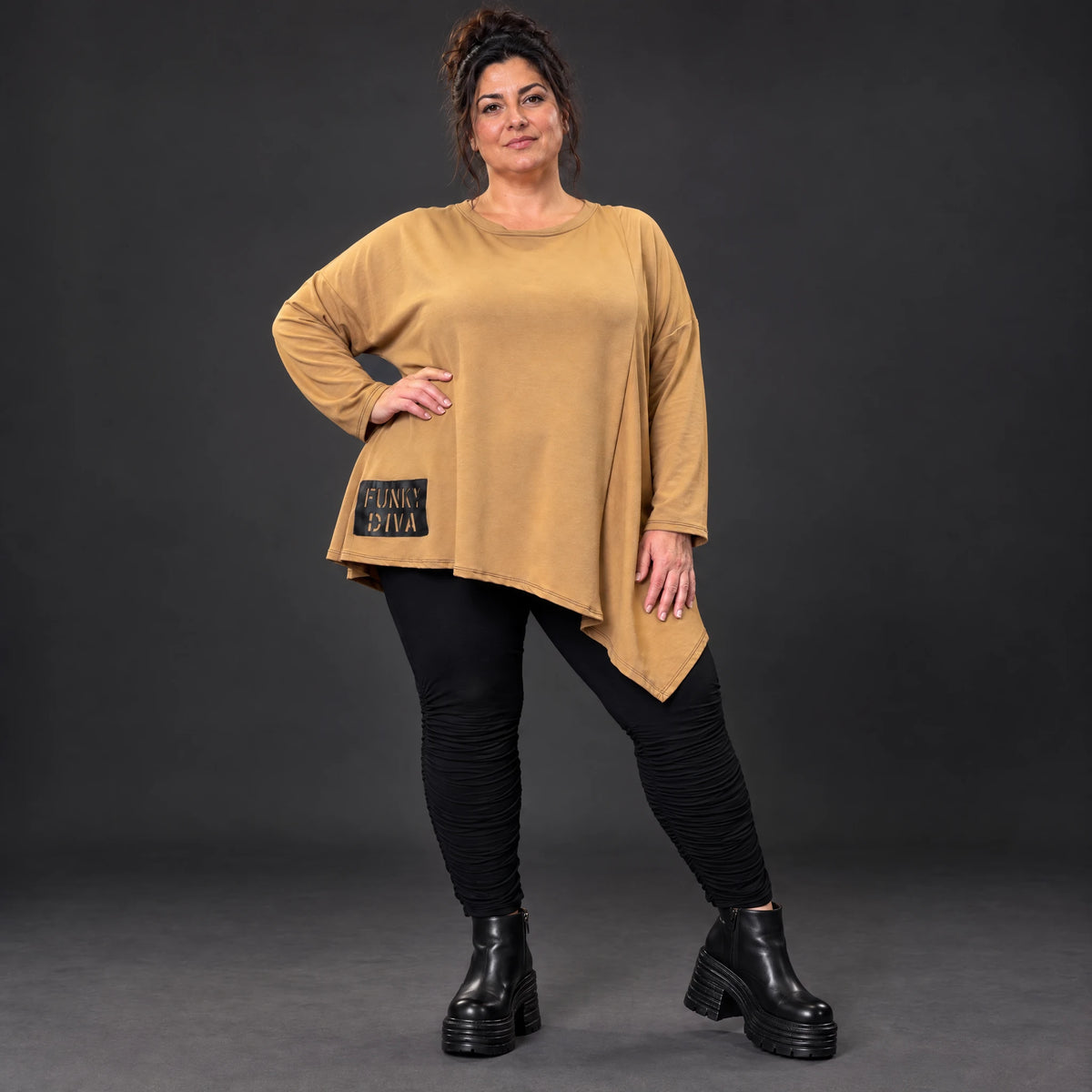 Warmes Langarmshirt in Camel mit asymmetrischem Zipfelsaum aus weichem Jersey mit Stretch