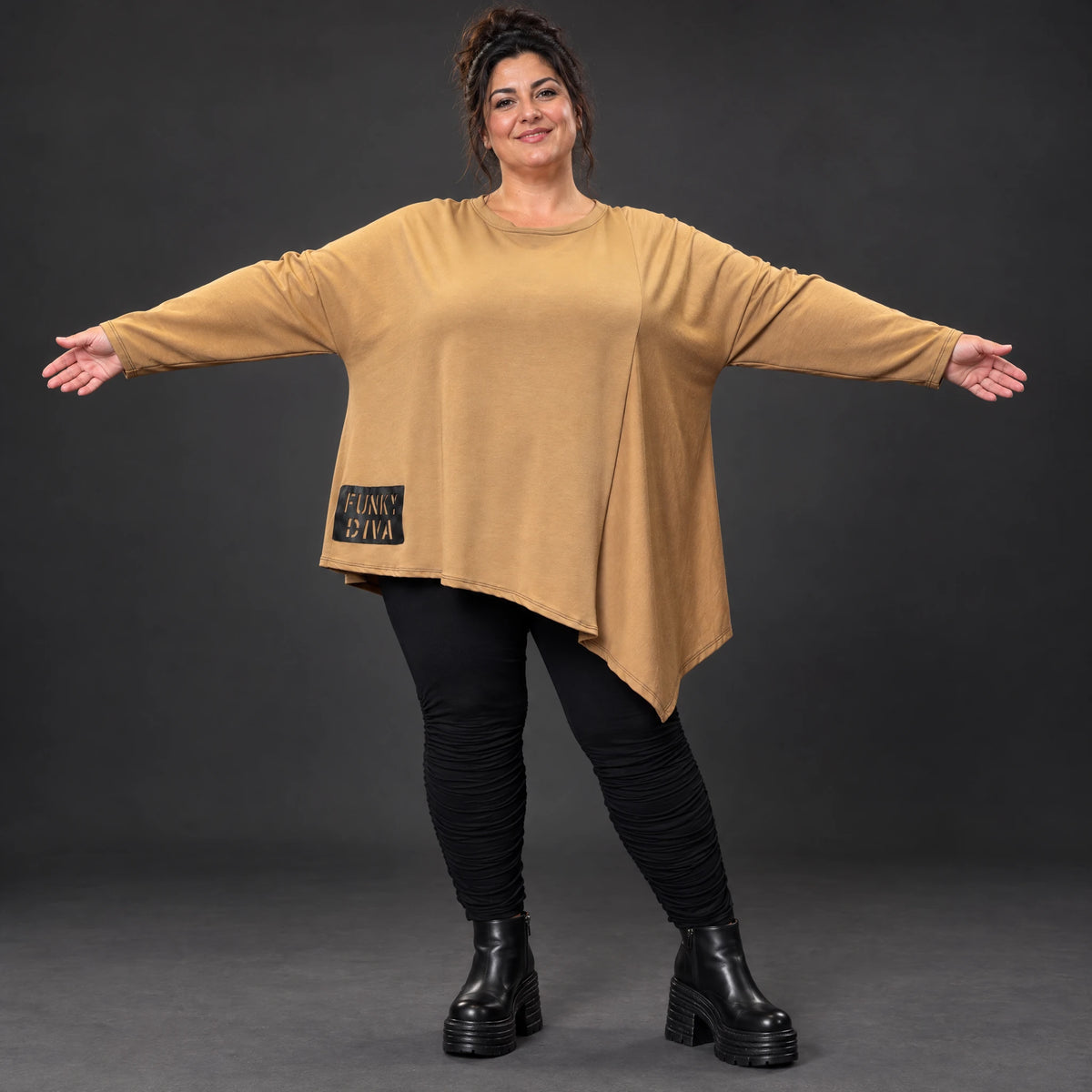 Warmes Langarmshirt in Camel mit asymmetrischem Zipfelsaum aus weichem Jersey mit Stretch