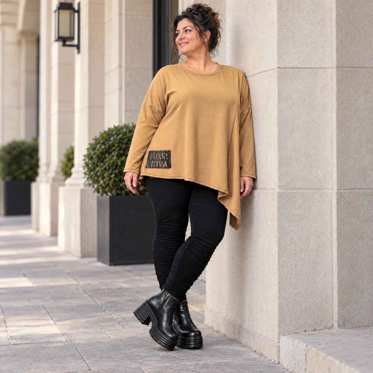 Warmes Langarmshirt in Camel mit asymmetrischem Zipfelsaum aus weichem Jersey mit Stretch