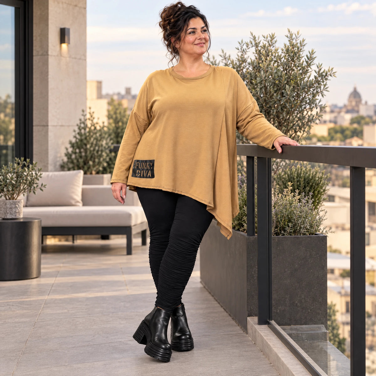 Warmes Langarmshirt in Camel mit asymmetrischem Zipfelsaum aus weichem Jersey mit Stretch