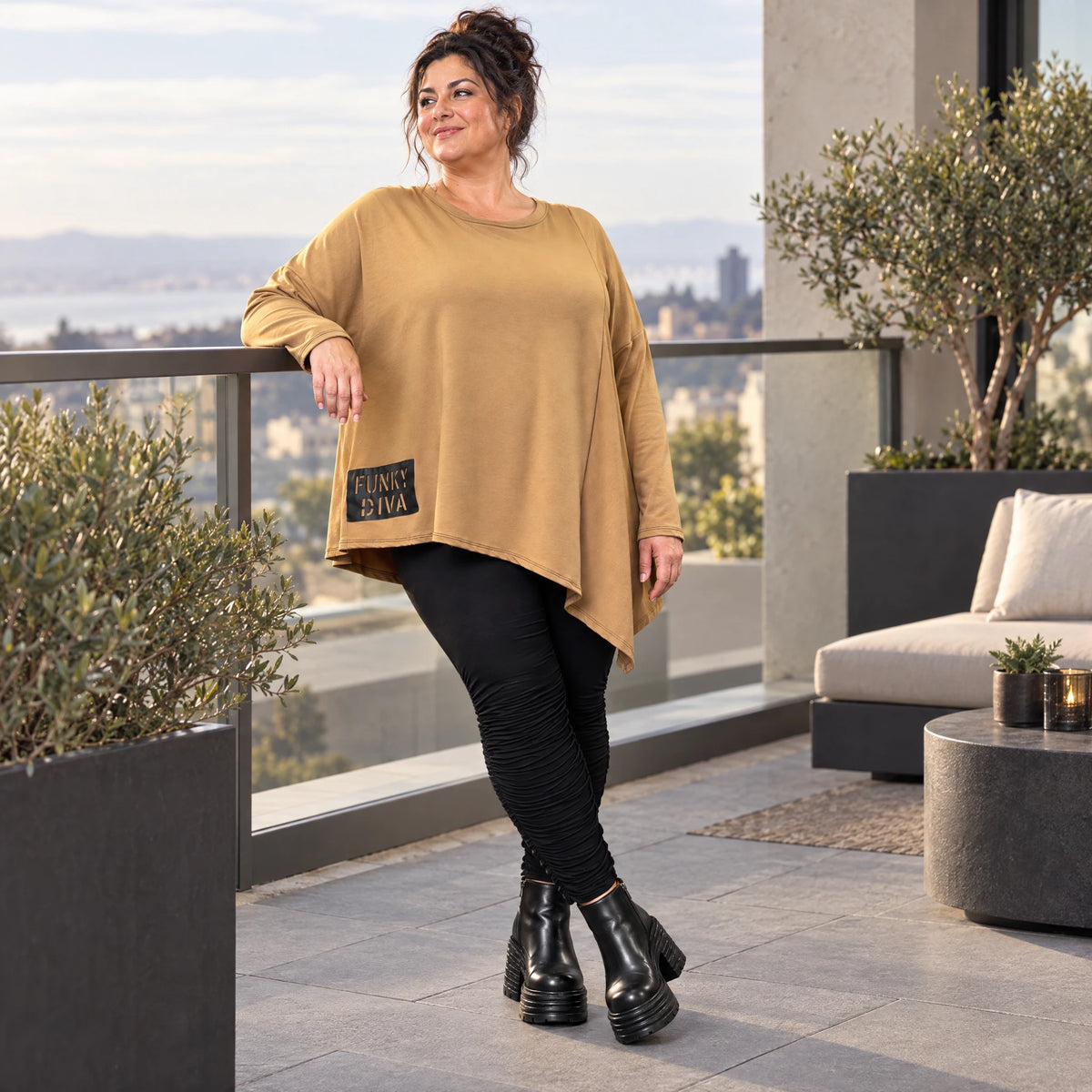 Warmes Langarmshirt in Camel mit asymmetrischem Zipfelsaum aus weichem Jersey mit Stretch