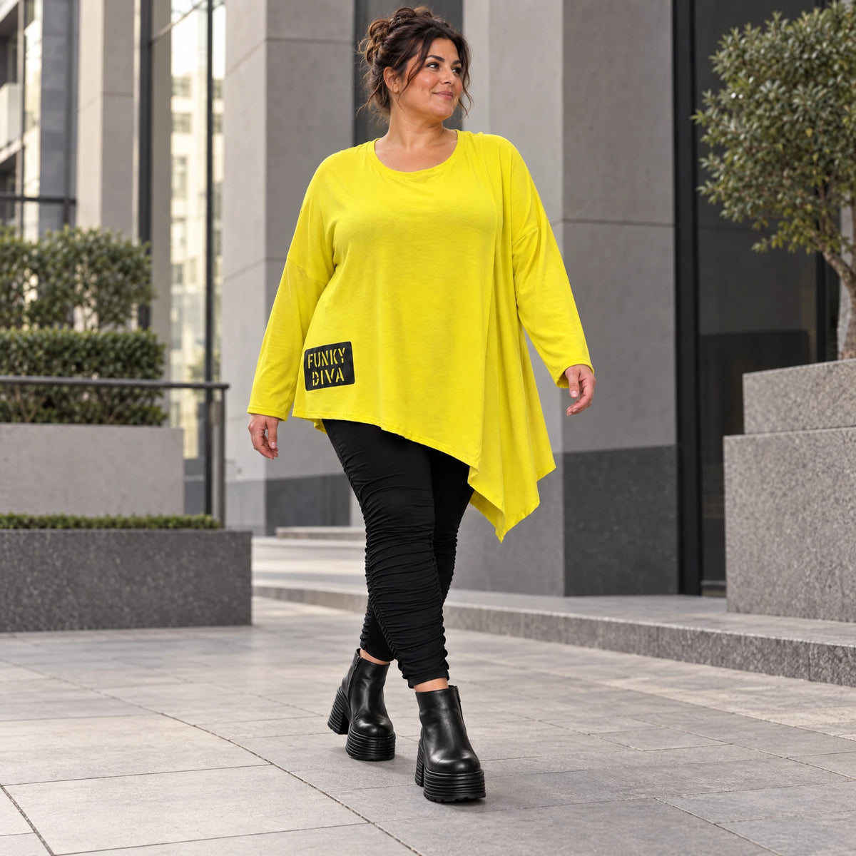 Langarmshirt in sonnigem Gelb aus weichem Stretchjersey mit asymmetrischem Zipfelsaum