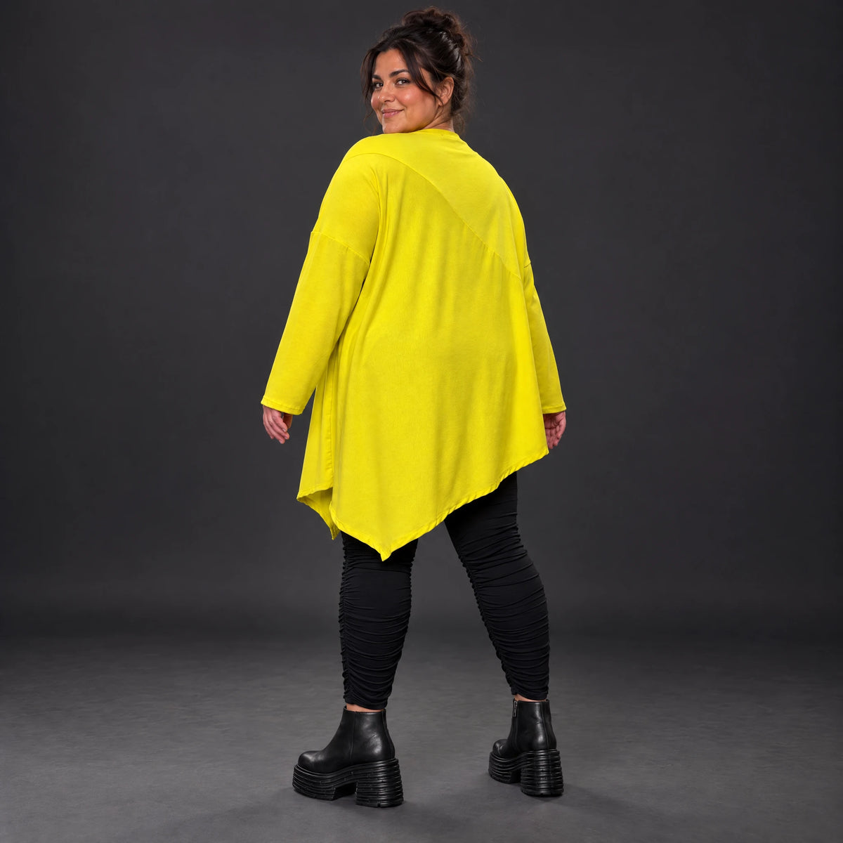 Langarmshirt in sonnigem Gelb aus weichem Stretchjersey mit asymmetrischem Zipfelsaum