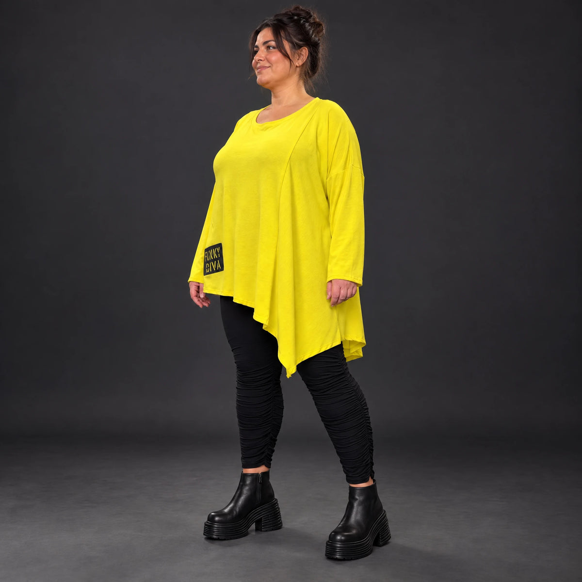 Langarmshirt in sonnigem Gelb aus weichem Stretchjersey mit asymmetrischem Zipfelsaum