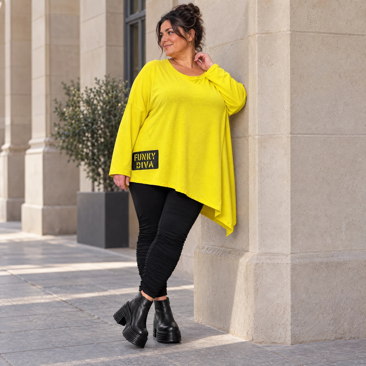 Langarmshirt in sonnigem Gelb aus weichem Stretchjersey mit asymmetrischem Zipfelsaum