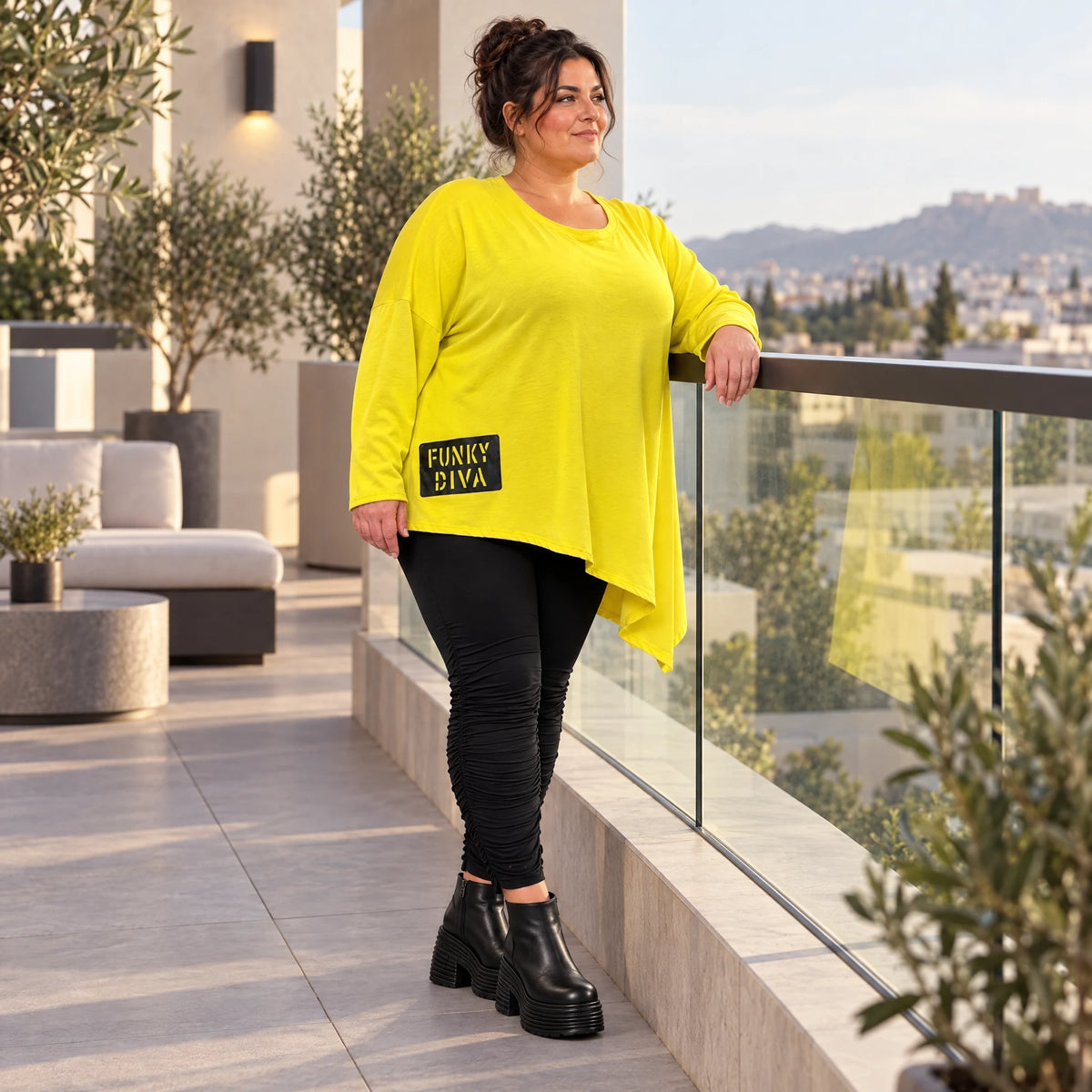 Langarmshirt in sonnigem Gelb aus weichem Stretchjersey mit asymmetrischem Zipfelsaum