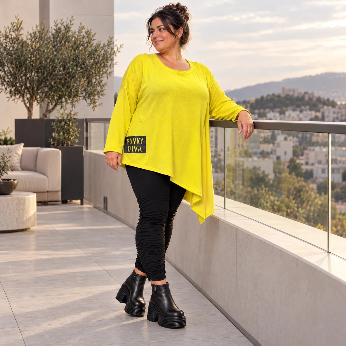 Langarmshirt in sonnigem Gelb aus weichem Stretchjersey mit asymmetrischem Zipfelsaum