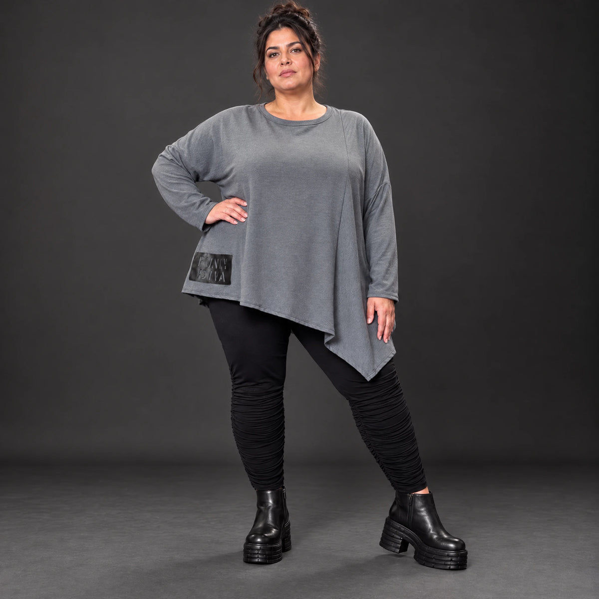 Langarmshirt in Grau mit asymmetrischem Schnitt und Zipfelsaum aus weichem Stretchjersey
