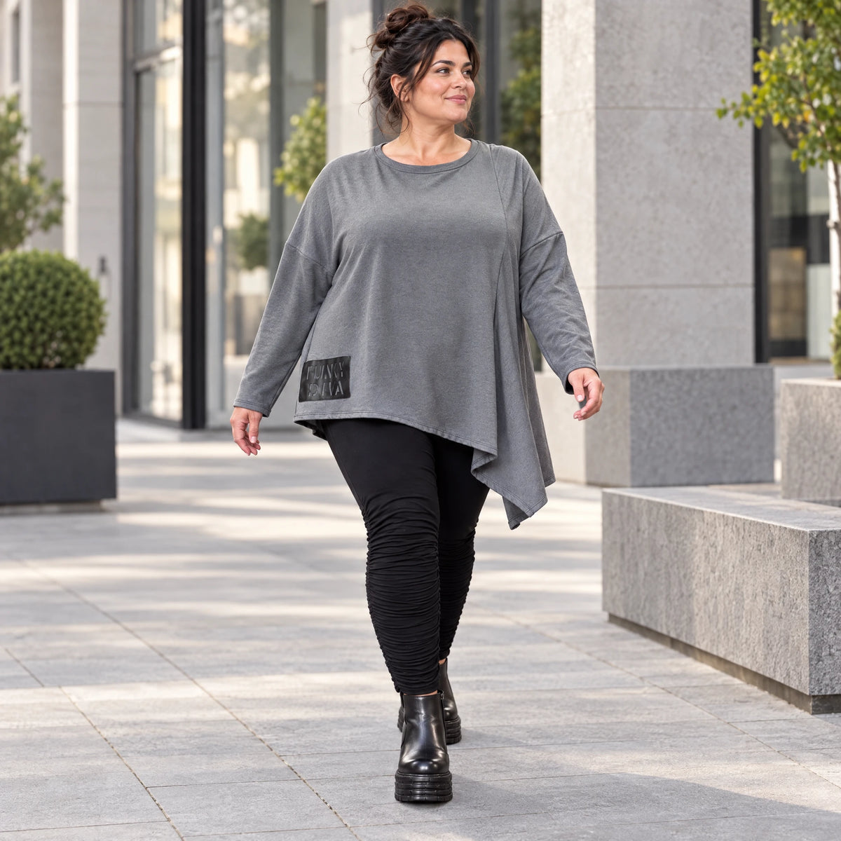 Langarmshirt in Grau mit asymmetrischem Schnitt und Zipfelsaum aus weichem Stretchjersey