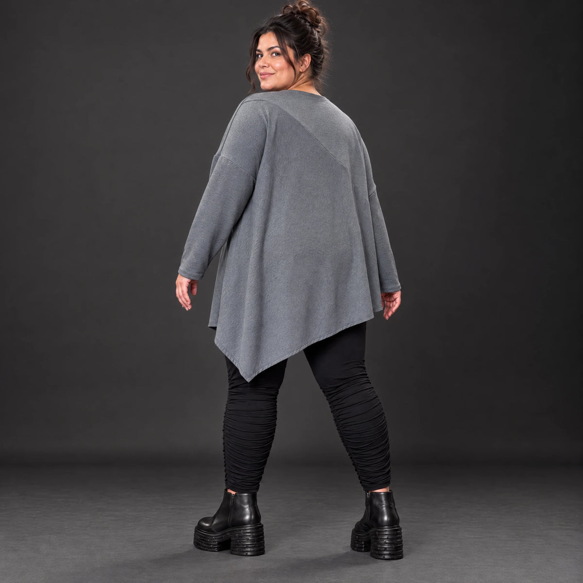 Langarmshirt in Grau mit asymmetrischem Schnitt und Zipfelsaum aus weichem Stretchjersey