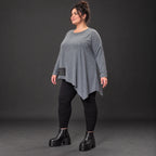 Langarmshirt in Grau mit asymmetrischem Schnitt und Zipfelsaum aus weichem Stretchjersey