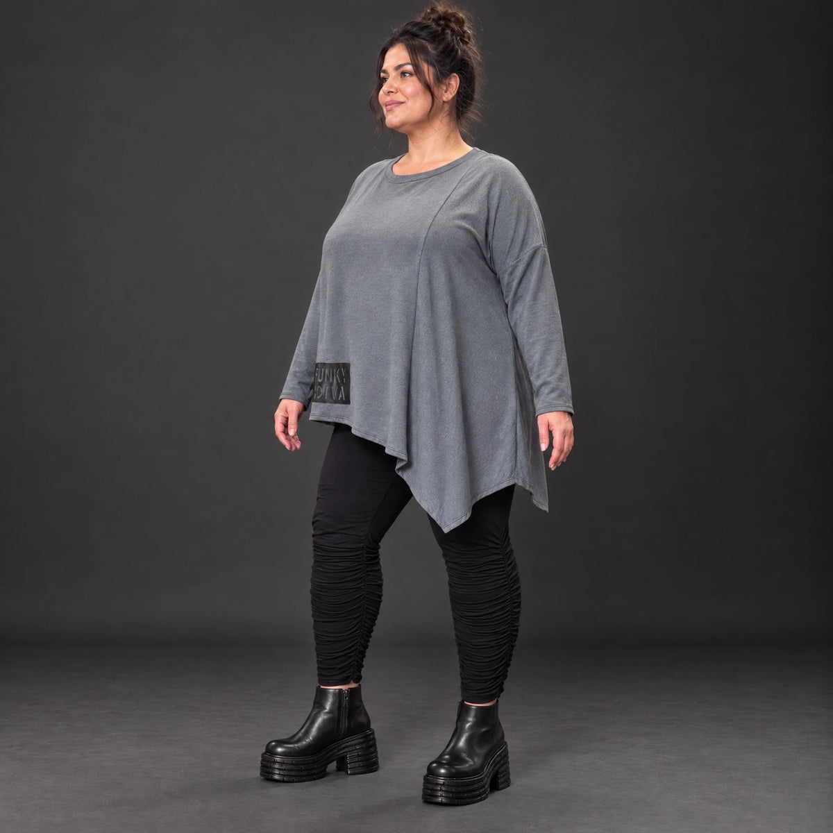 Langarmshirt in Grau mit asymmetrischem Schnitt und Zipfelsaum aus weichem Stretchjersey