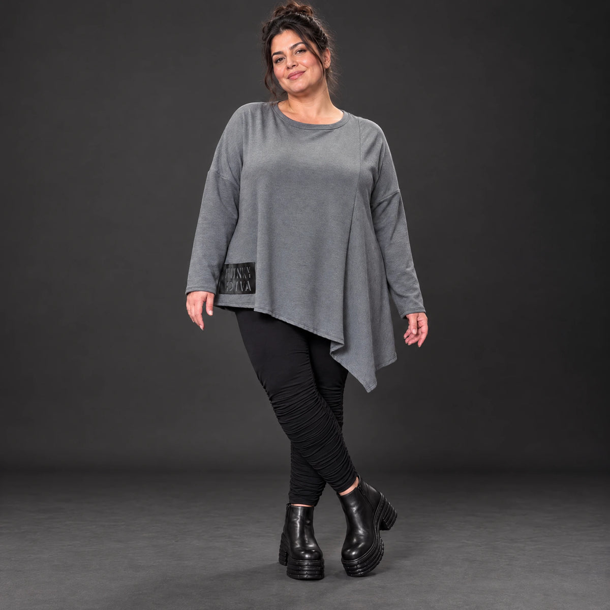 Langarmshirt in Grau mit asymmetrischem Schnitt und Zipfelsaum aus weichem Stretchjersey