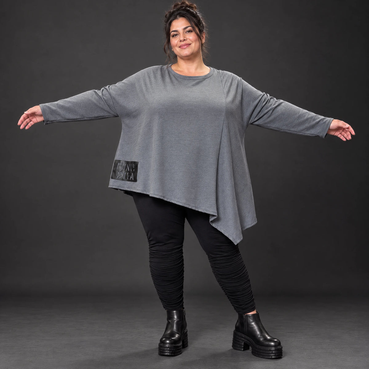 Langarmshirt in Grau mit asymmetrischem Schnitt und Zipfelsaum aus weichem Stretchjersey