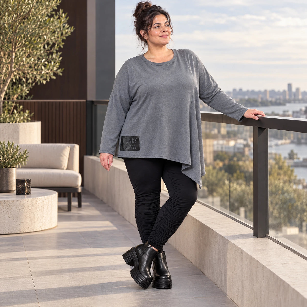 Langarmshirt in Grau mit asymmetrischem Schnitt und Zipfelsaum aus weichem Stretchjersey