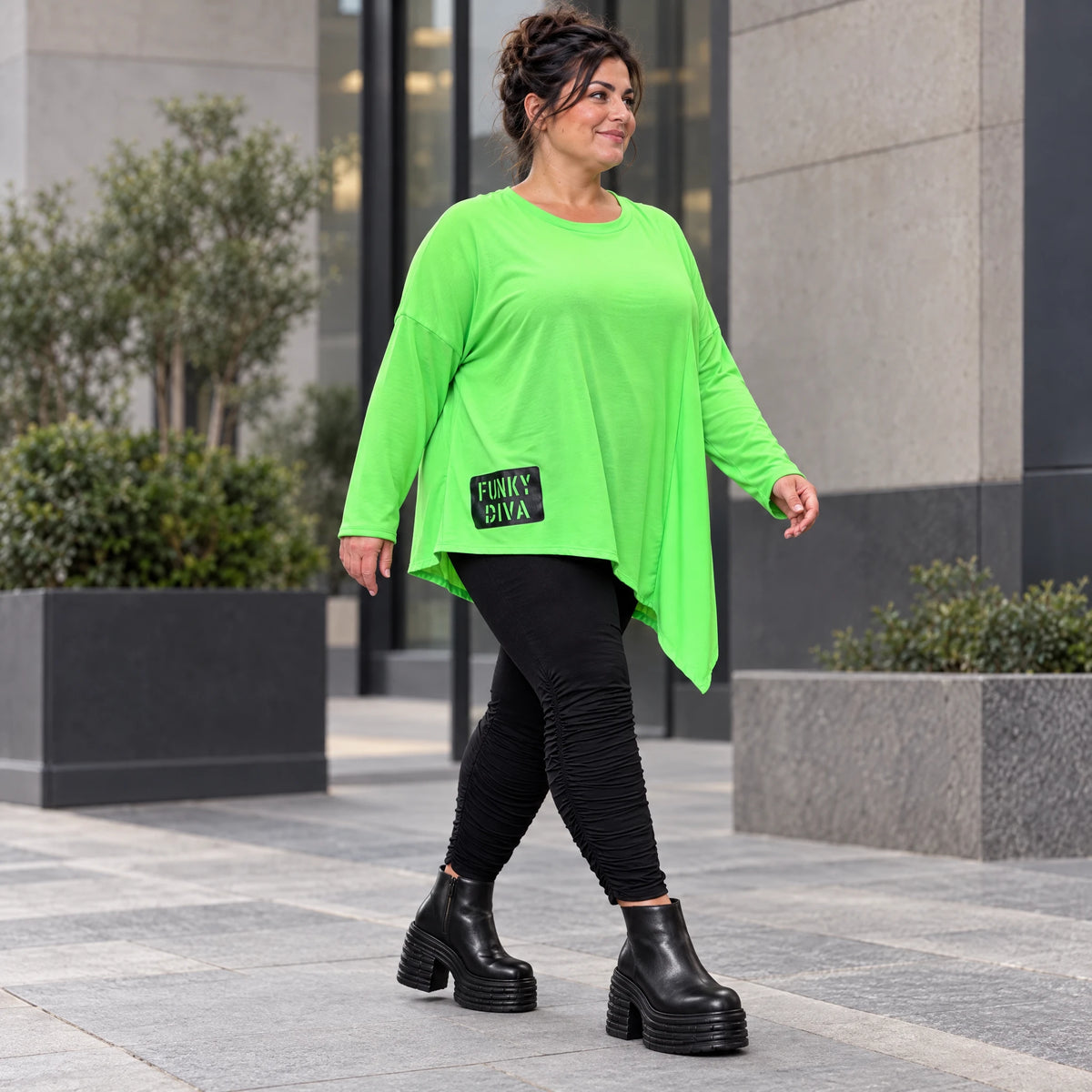 Langarmshirt in frischem Grün mit asymmetrischem Zipfelsaum aus weichem Stretchjersey
