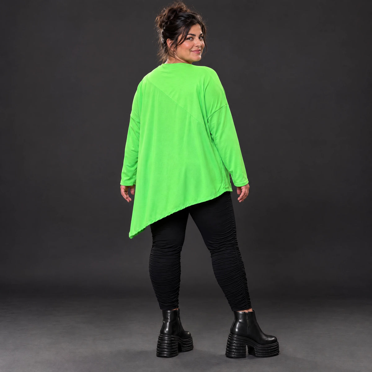 Langarmshirt in frischem Grün mit asymmetrischem Zipfelsaum aus weichem Stretchjersey