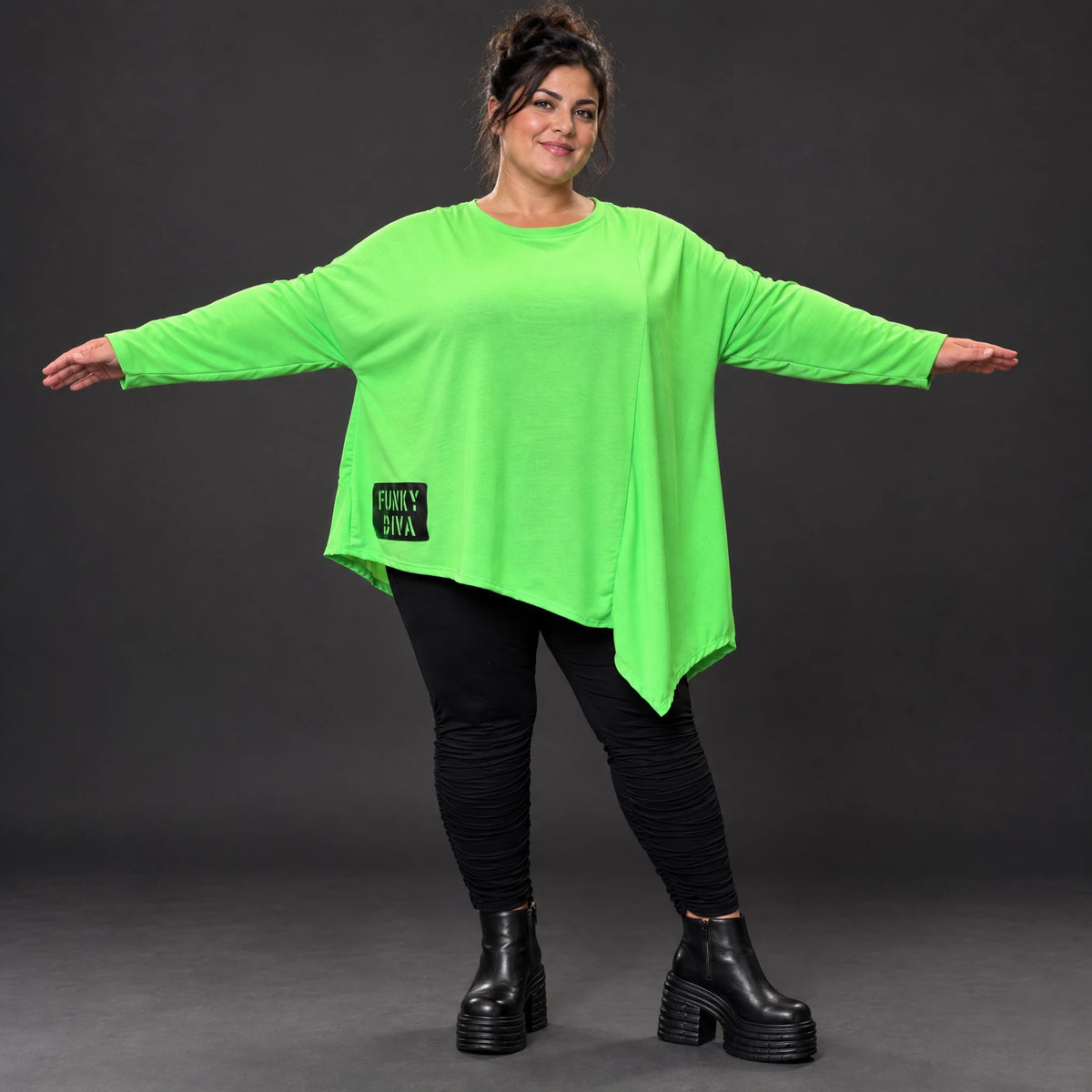 Langarmshirt in frischem Grün mit asymmetrischem Zipfelsaum aus weichem Stretchjersey
