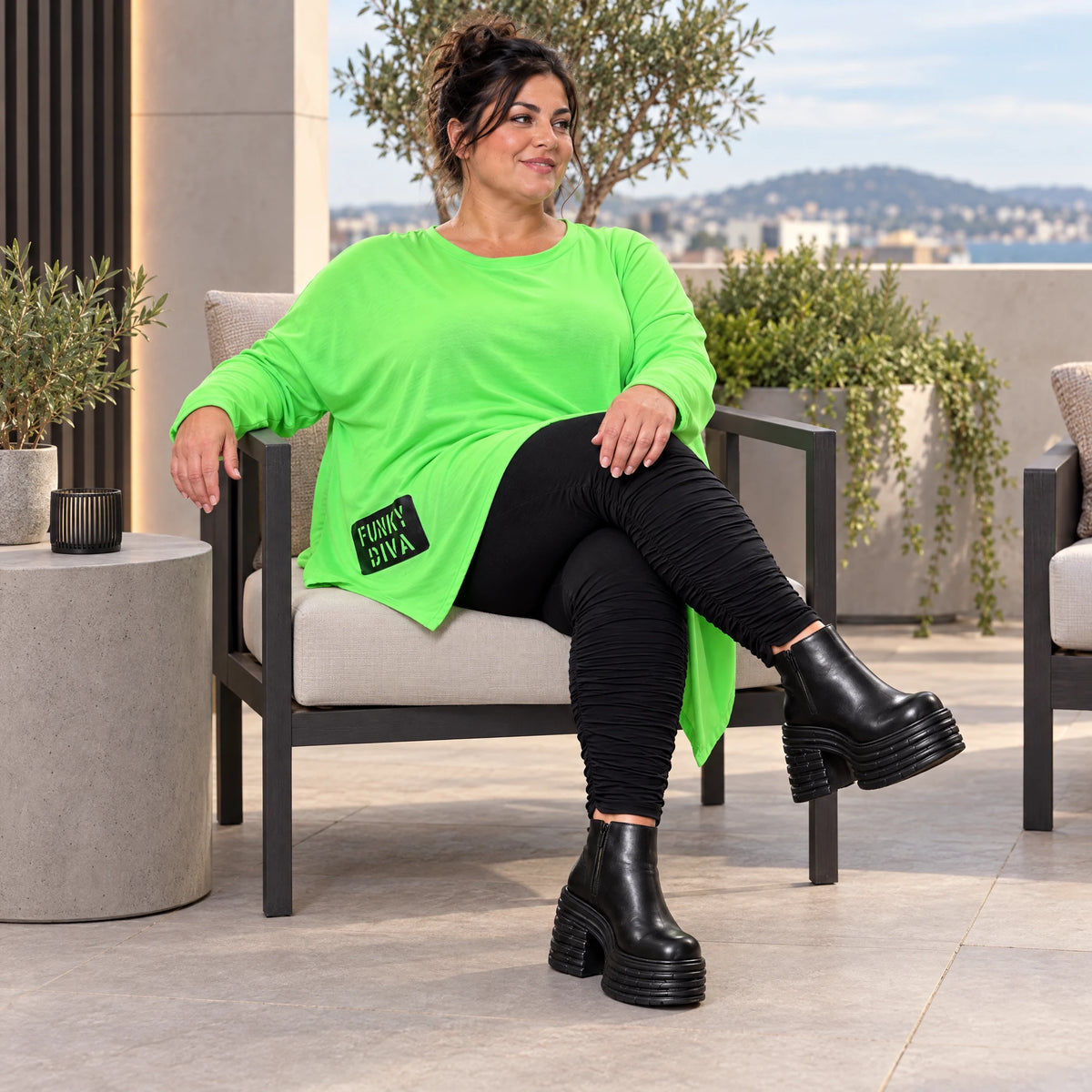 Langarmshirt in frischem Grün mit asymmetrischem Zipfelsaum aus weichem Stretchjersey