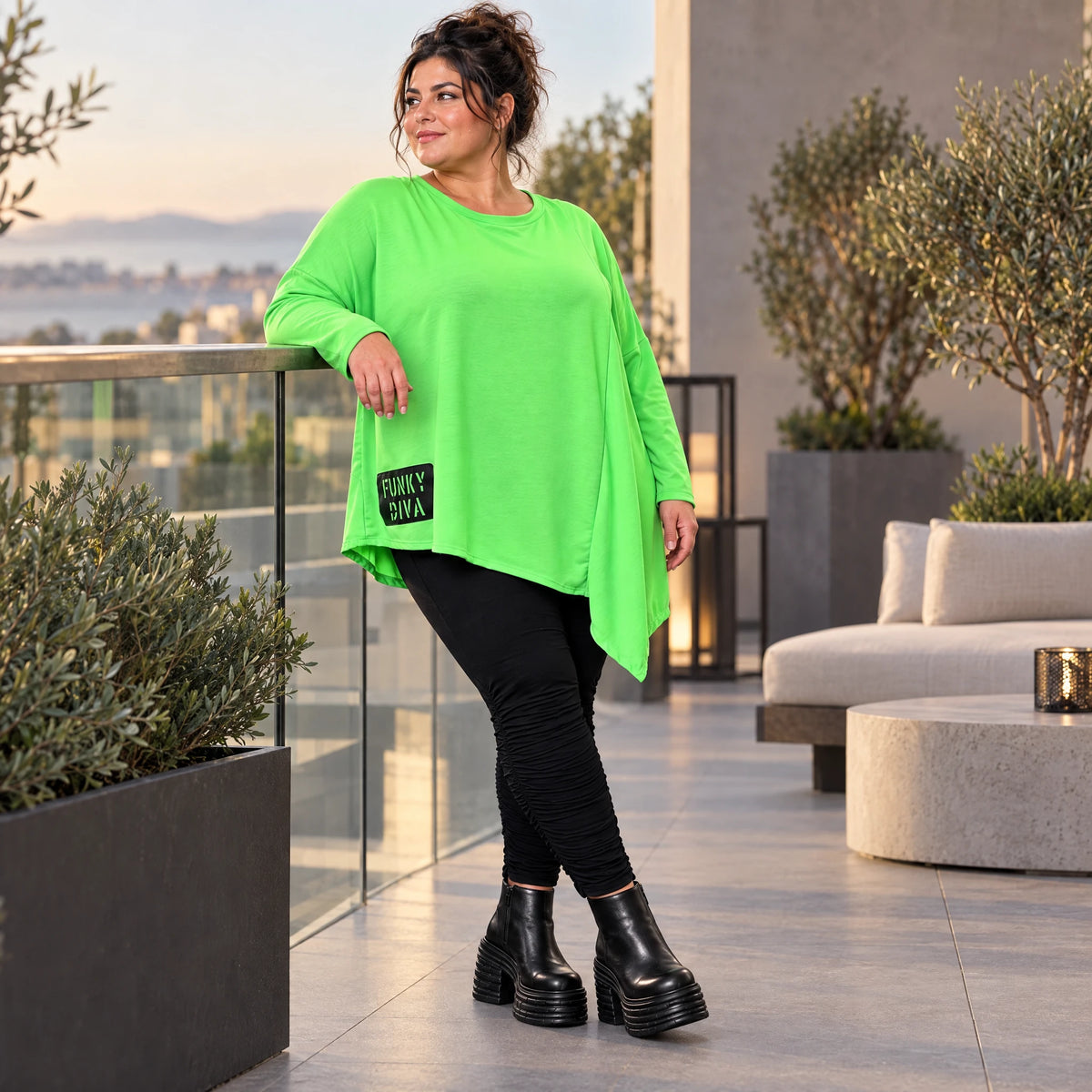 Langarmshirt in frischem Grün mit asymmetrischem Zipfelsaum aus weichem Stretchjersey