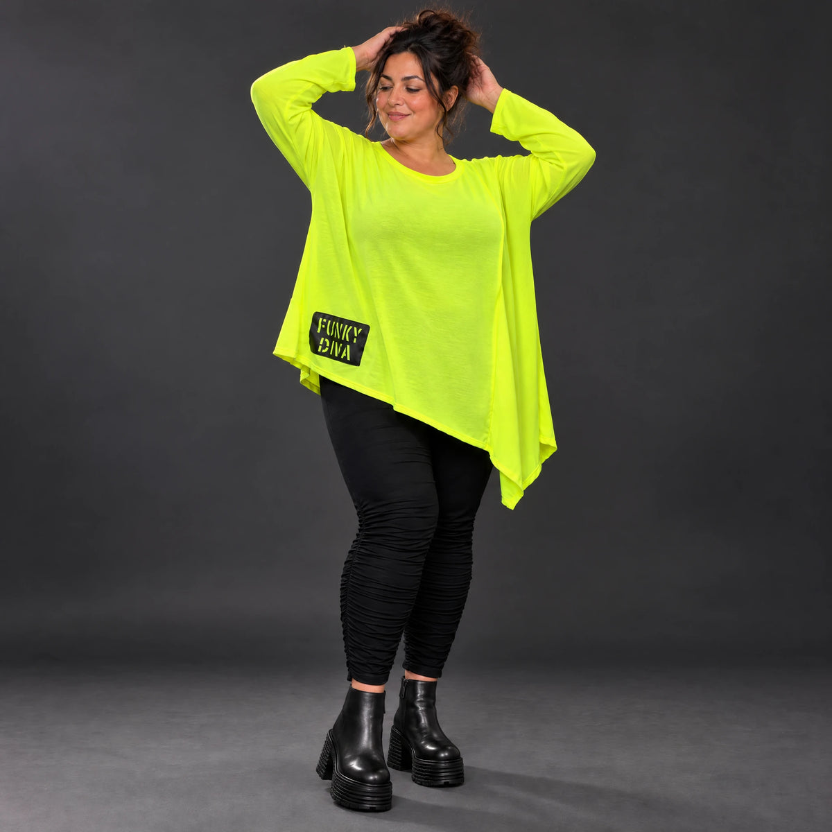 Langarmshirt in Neongelb mit asymmetrischem Zipfelsaum aus weichem Stretchjersey