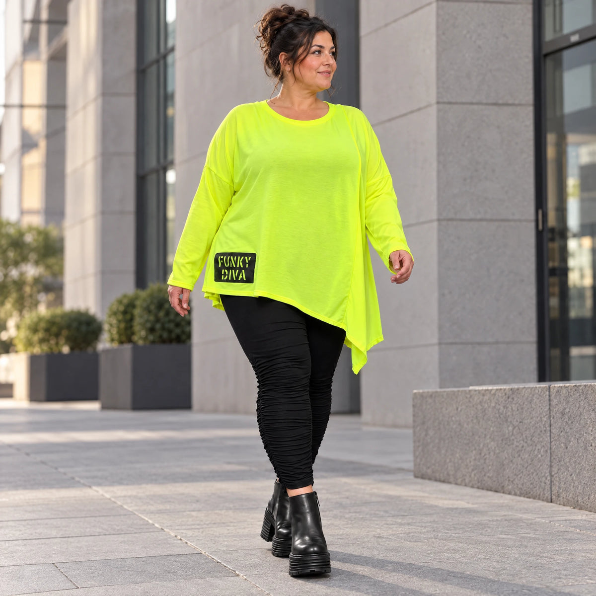 Langarmshirt in Neongelb mit asymmetrischem Zipfelsaum aus weichem Stretchjersey
