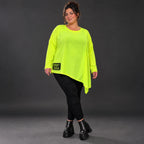Langarmshirt in Neongelb mit asymmetrischem Zipfelsaum aus weichem Stretchjersey