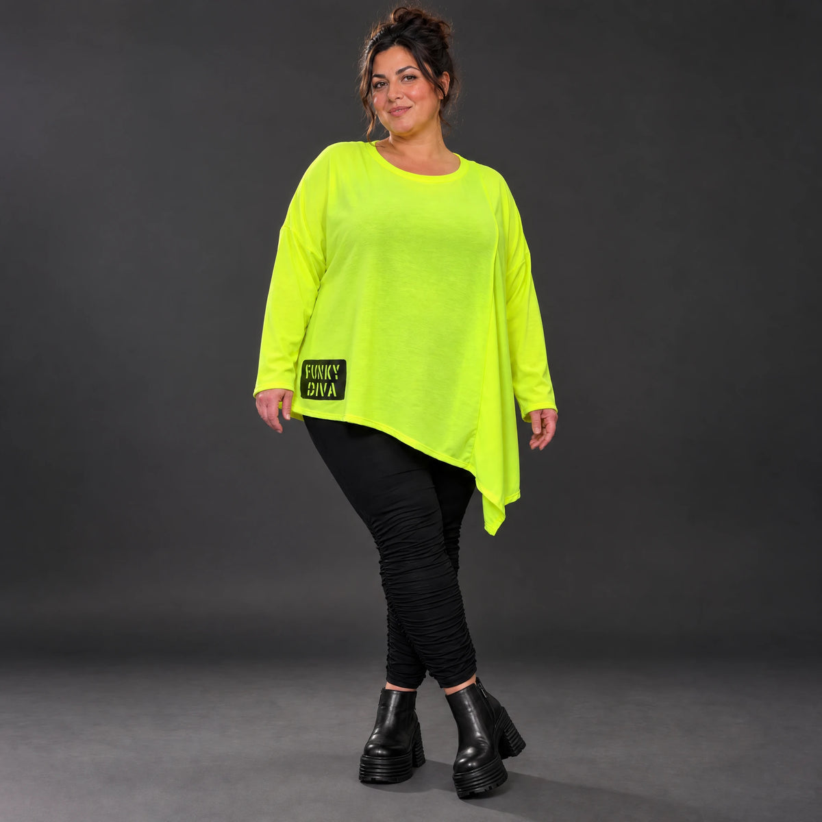Langarmshirt in Neongelb mit asymmetrischem Zipfelsaum aus weichem Stretchjersey