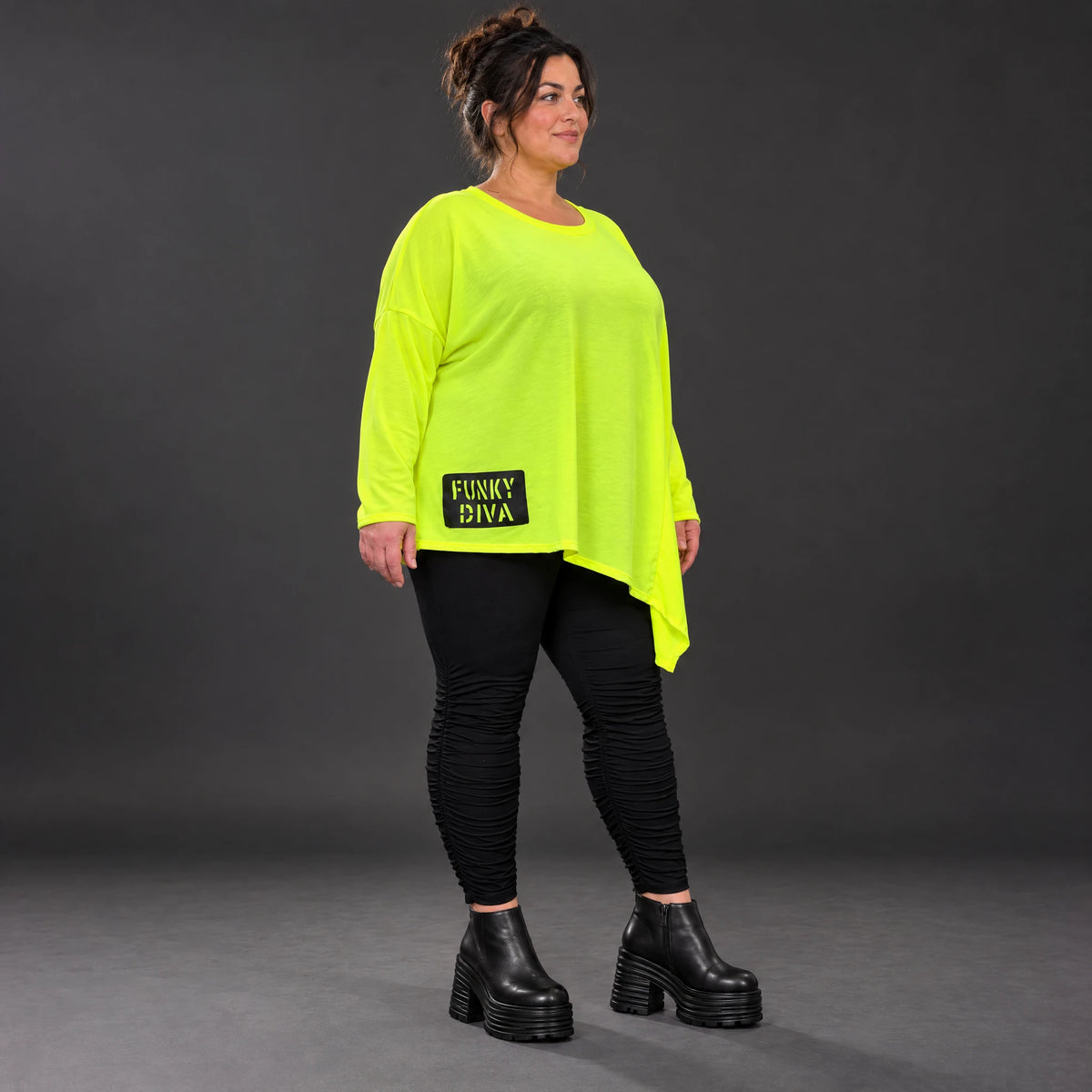Langarmshirt in Neongelb mit asymmetrischem Zipfelsaum aus weichem Stretchjersey