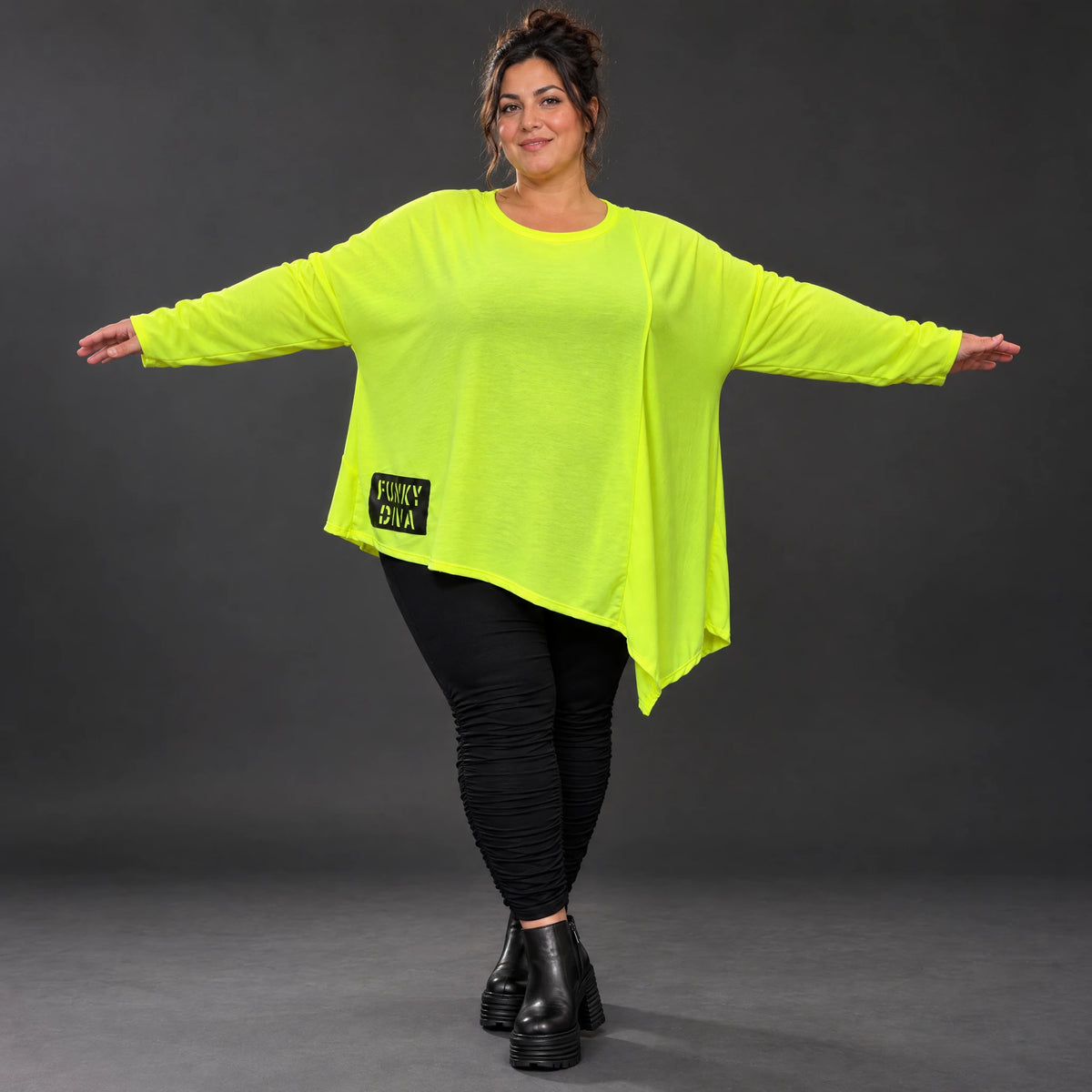 Langarmshirt in Neongelb mit asymmetrischem Zipfelsaum aus weichem Stretchjersey