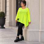 Langarmshirt in Neongelb mit asymmetrischem Zipfelsaum aus weichem Stretchjersey