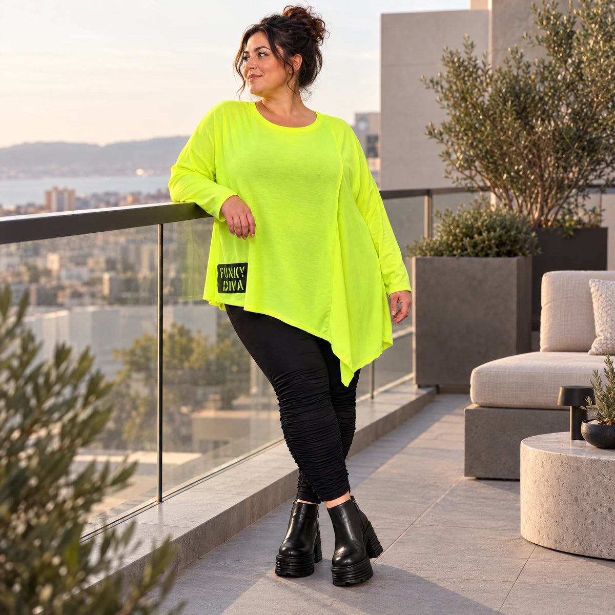 Langarmshirt in Neongelb mit asymmetrischem Zipfelsaum aus weichem Stretchjersey