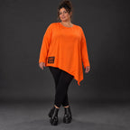 Orange Langarmshirt aus weichem Stretchjersey mit asymmetrischem Schnitt und Zipfelsaum