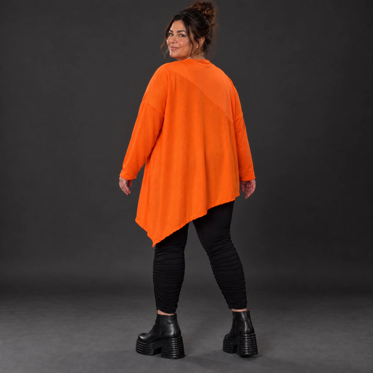 Orange Langarmshirt aus weichem Stretchjersey mit asymmetrischem Schnitt und Zipfelsaum