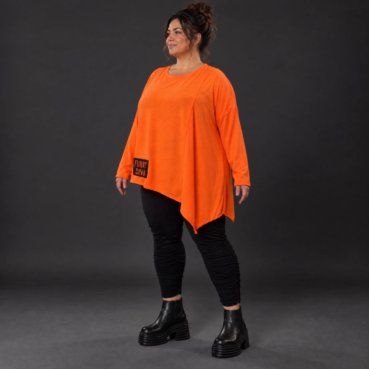 Orange Langarmshirt aus weichem Stretchjersey mit asymmetrischem Schnitt und Zipfelsaum