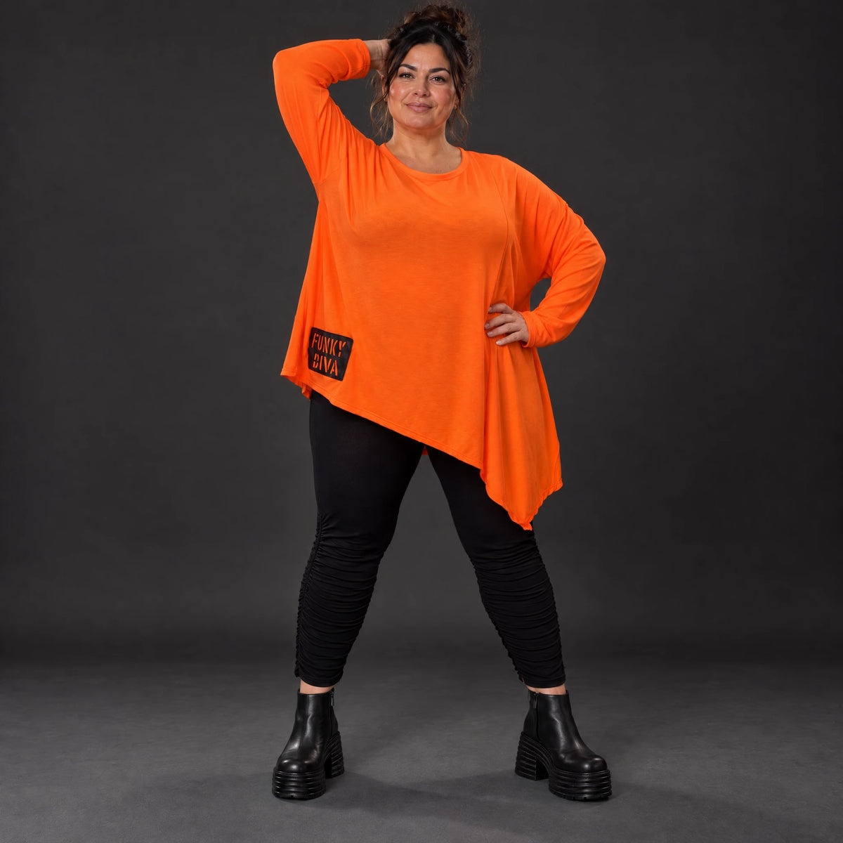 Orange Langarmshirt aus weichem Stretchjersey mit asymmetrischem Schnitt und Zipfelsaum
