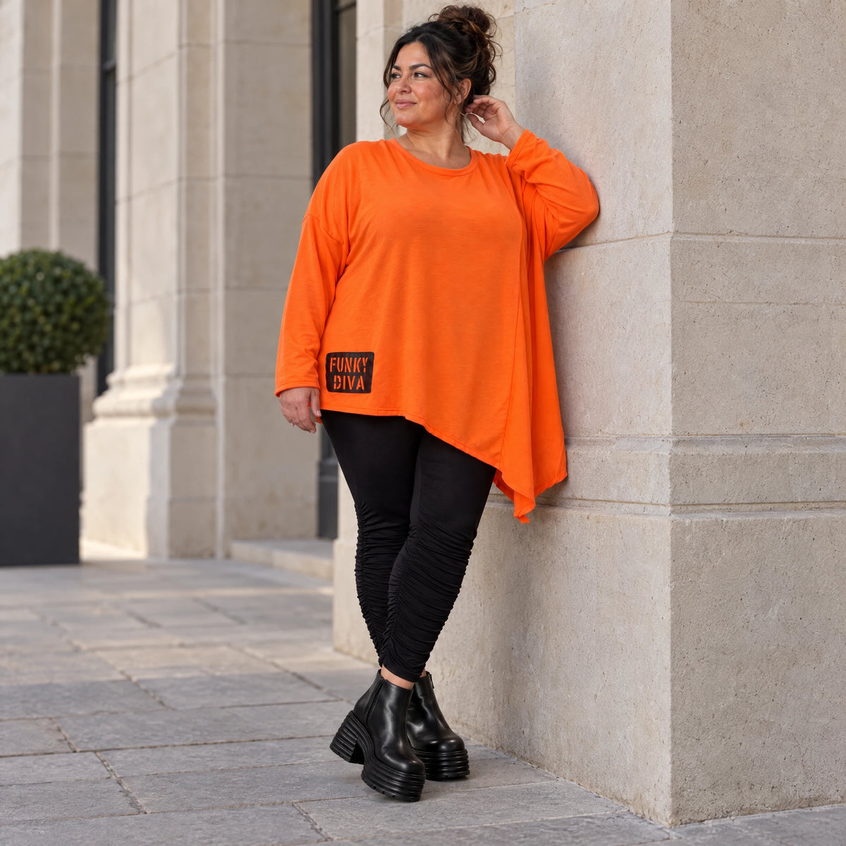 Orange Langarmshirt aus weichem Stretchjersey mit asymmetrischem Schnitt und Zipfelsaum