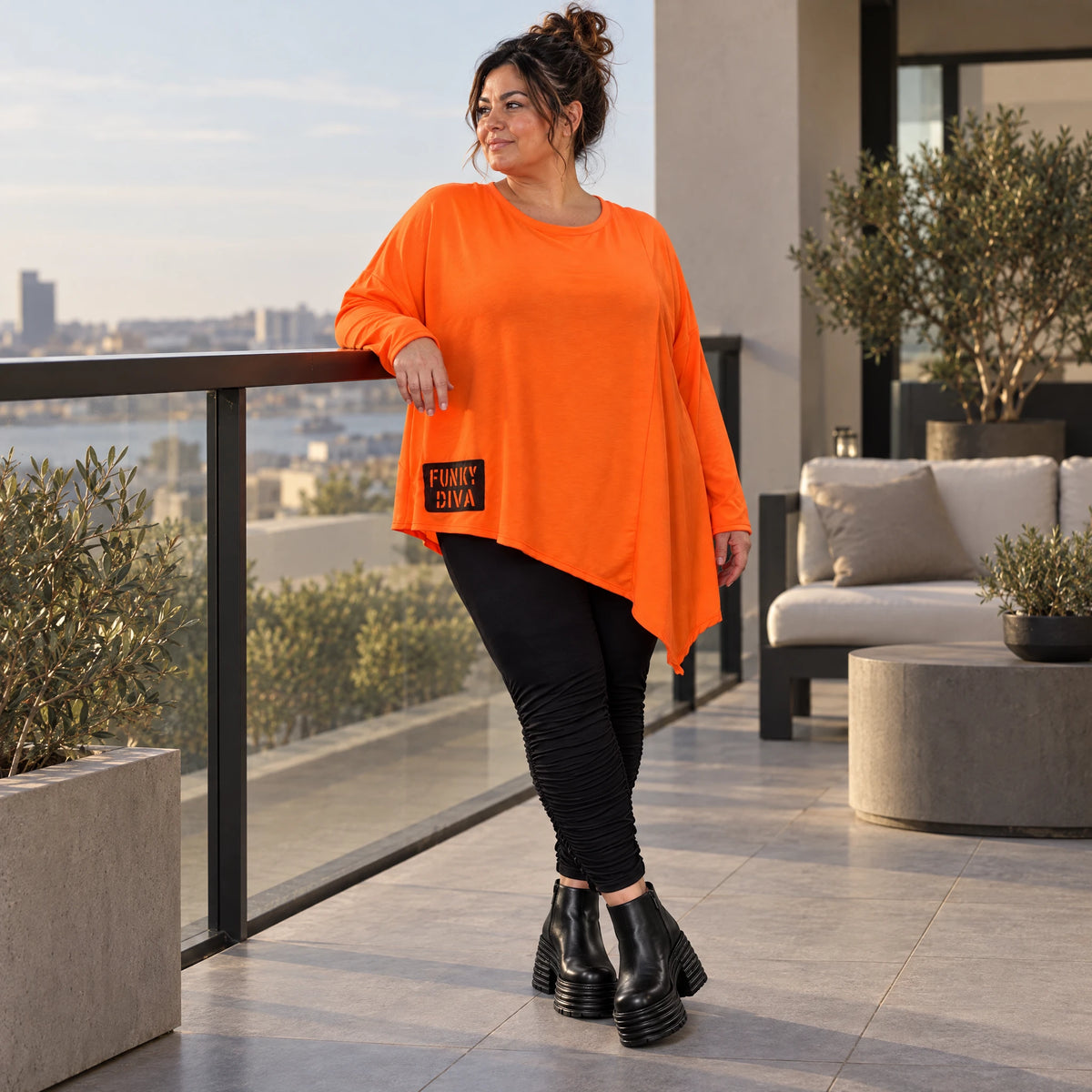 Orange Langarmshirt aus weichem Stretchjersey mit asymmetrischem Schnitt und Zipfelsaum